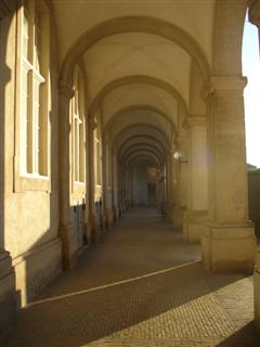 Licht in Bogengang